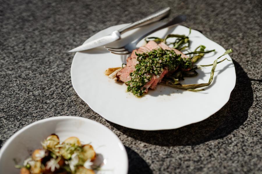 Grillet kalventrecôte med poteter bakt i glør & chimichurri